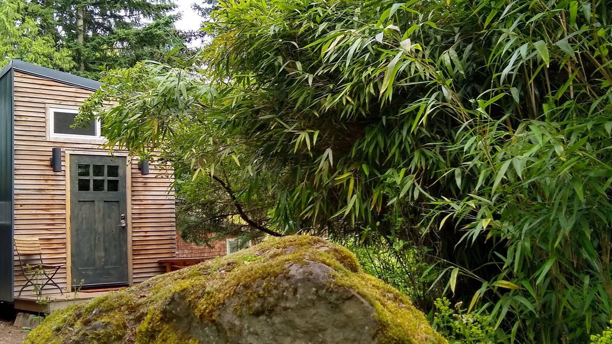 Pleasant Valley House | Moss Rock Retreat - Near Leach Botanical Garden!