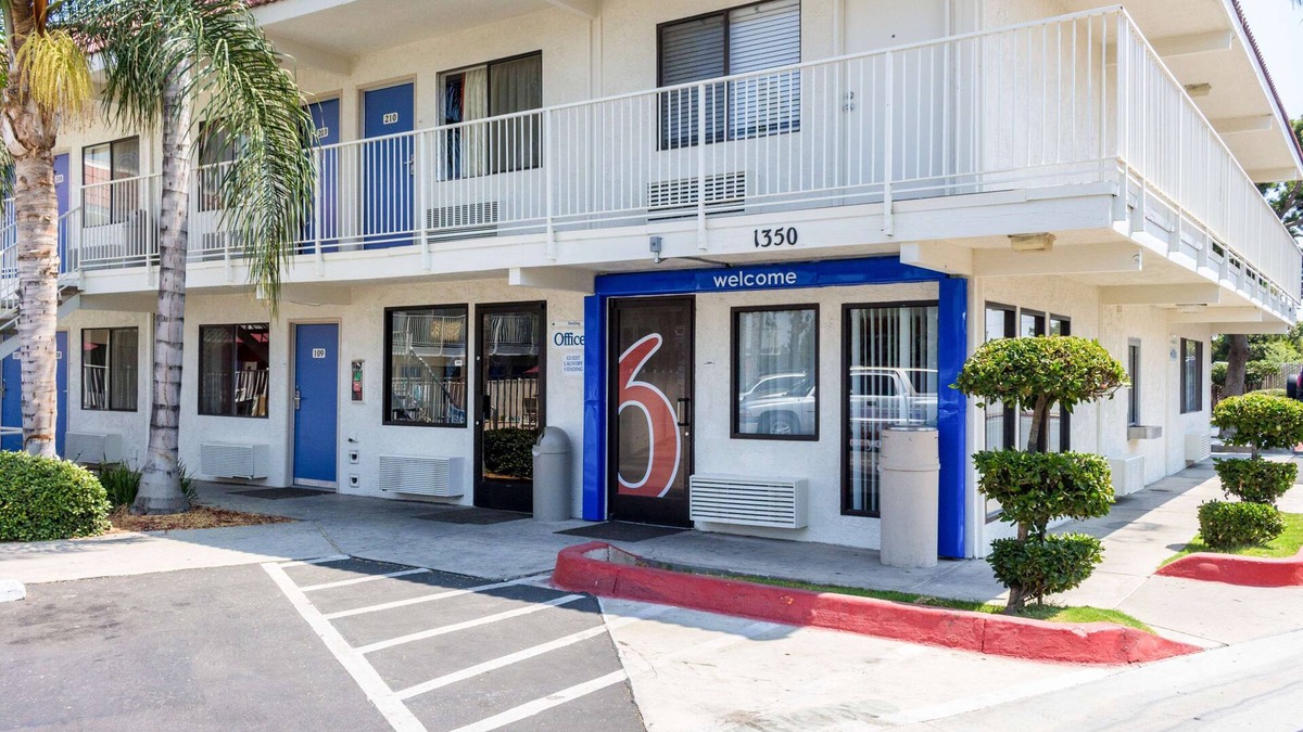 West Park Community Hotel | Motel 6 Bakersfield, CA - Convention Center