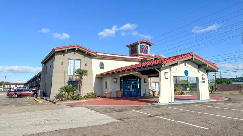 Beaumont Hotel | Motel 6-Beaumont, TX