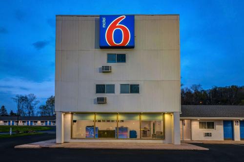 Bellville Hotel | Motel 6 Bellville, OH