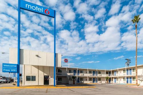 Blythe Hotel | Motel 6-Blythe, CA - South