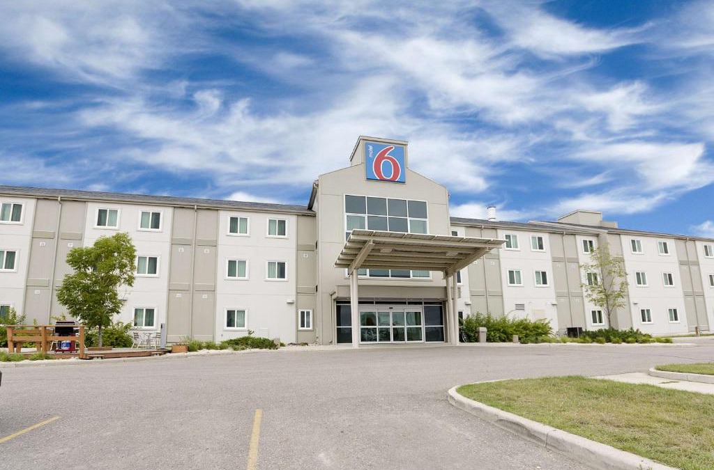 Brandon Hotel | Motel 6-Brandon, MB