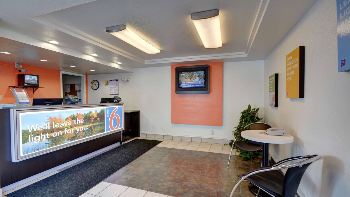 Chicopee Hotel | Motel 6 Chicopee, MA - Springfield