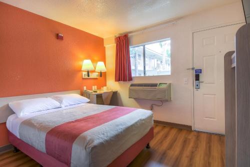 Chino Hotel | Motel 6-Chino, CA - Los Angeles Area