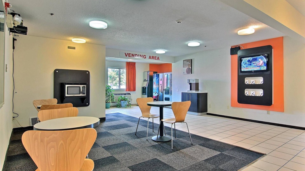 Gilman Hotel | Motel 6 Gilman, IL