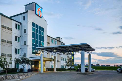 Clairmont Hotel | Motel 6-Grande Prairie, AB