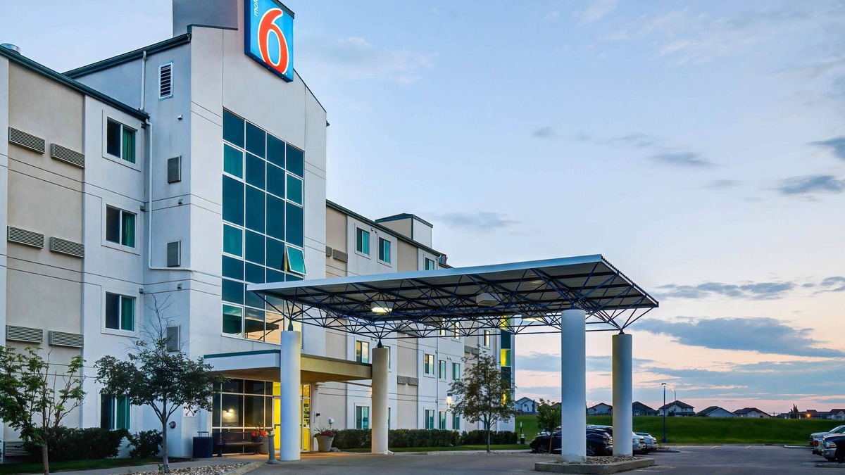 Clairmont Hotel | Motel 6 Grande Prairie, AB