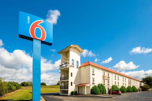 Hazelwood Hotel | Motel 6-Hazelwood, MO
