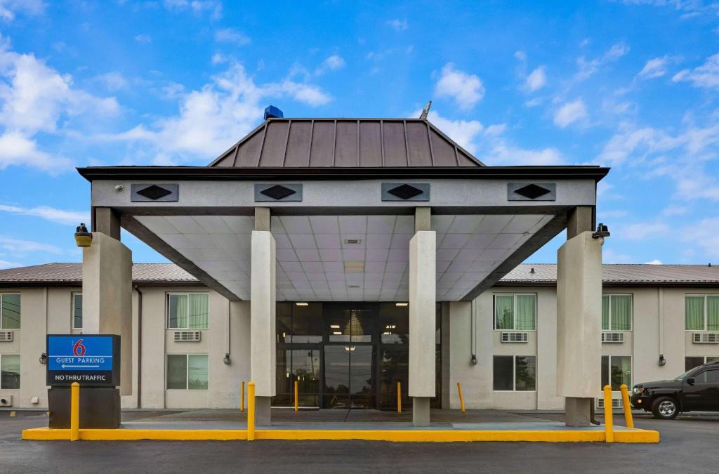 Lawrence Hotel | Motel 6 Indianapolis IN