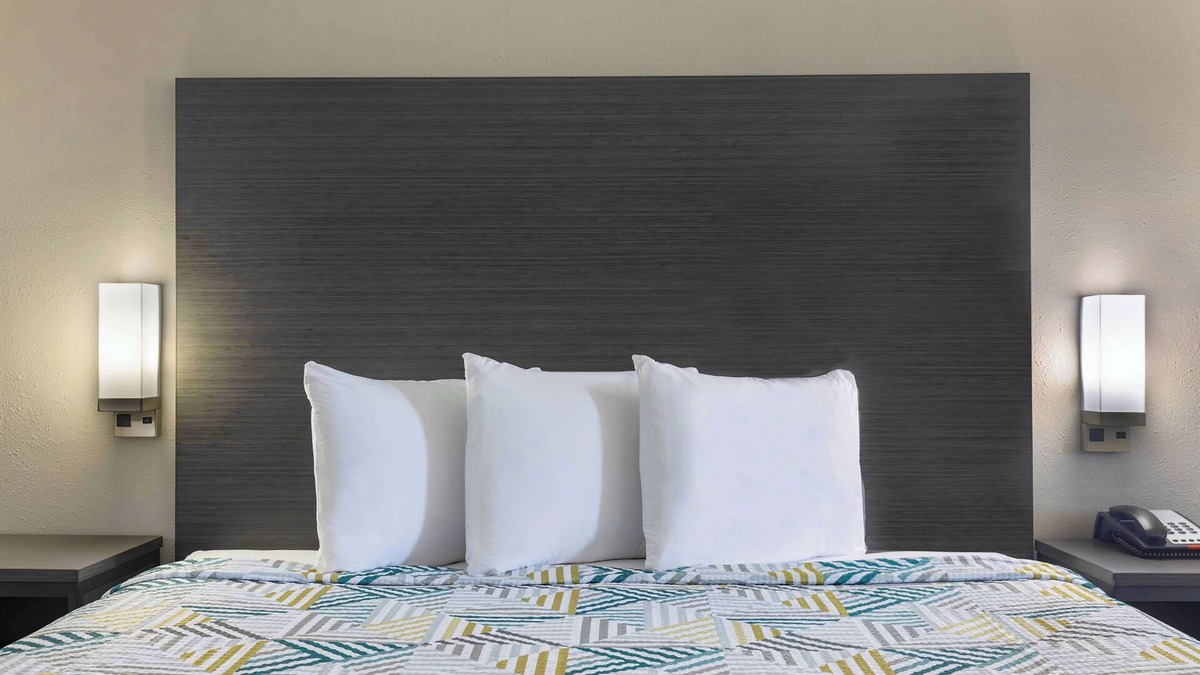 Lake Charles Hotel | Motel 6 Lake Charles, LA