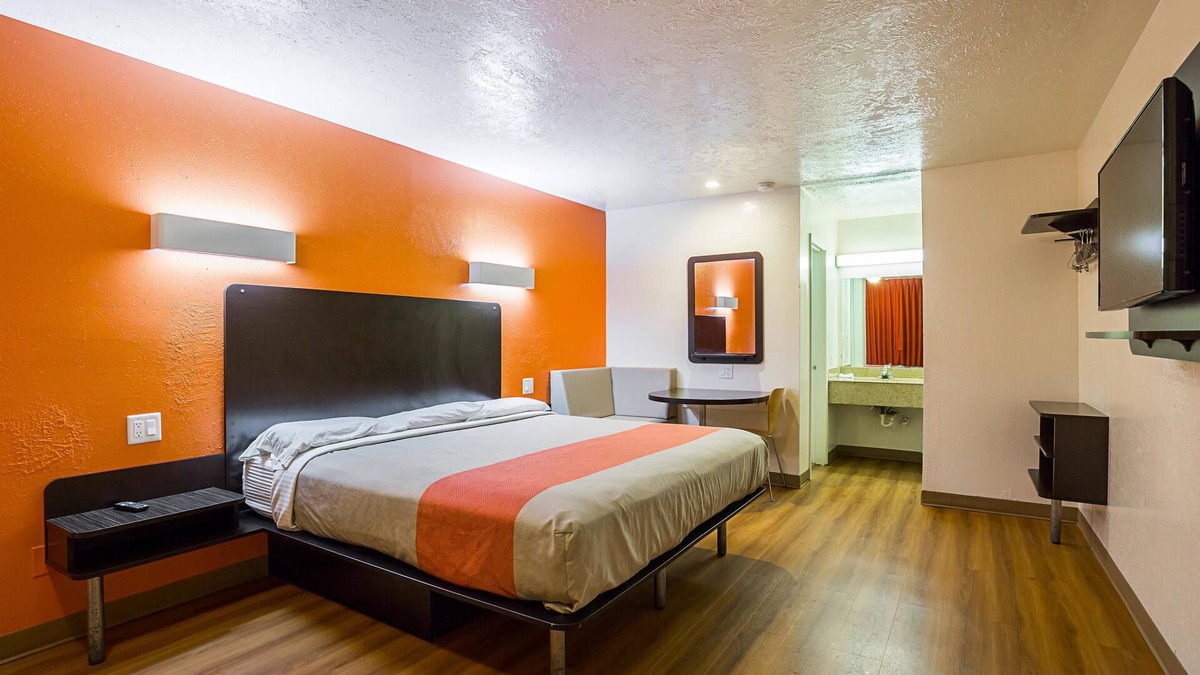 Madisonville Hotel | Motel 6 Madisonville, TX