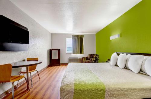 Moriarty Hotel | Motel 6-Moriarty, NM