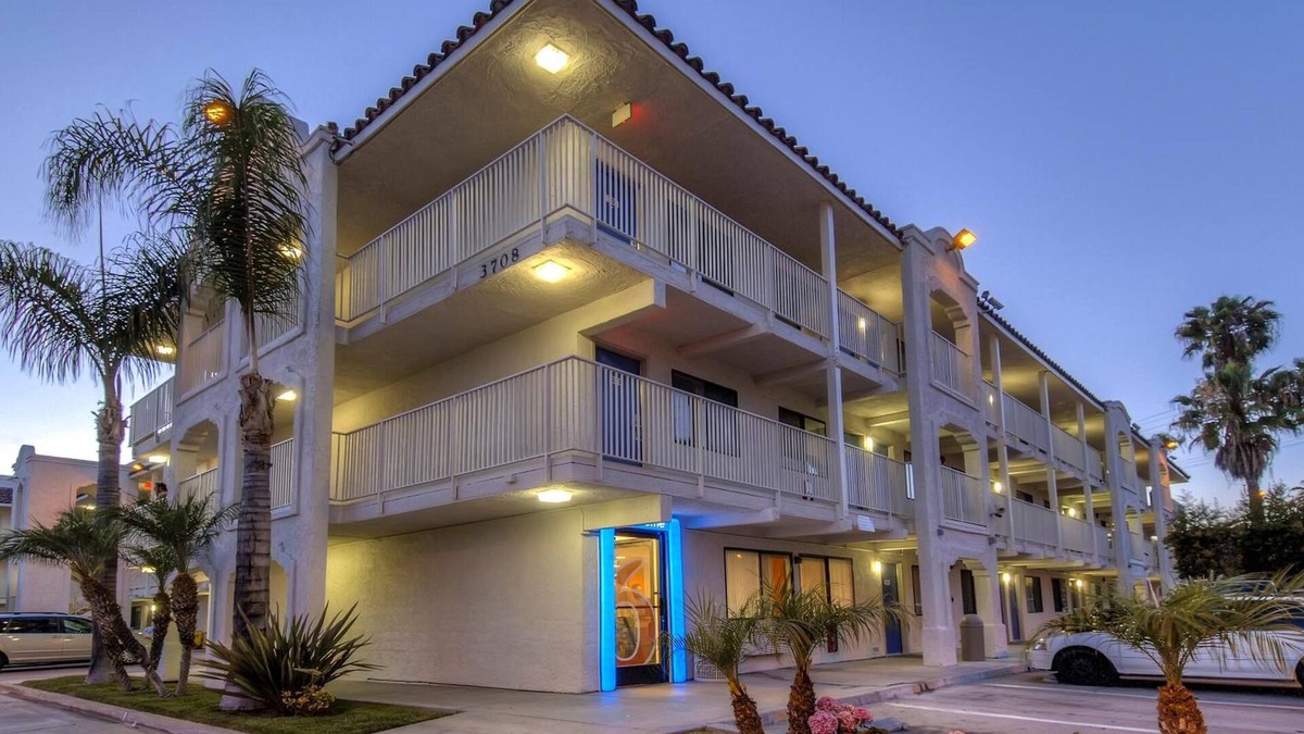 Lake Hotel | Motel 6 Oceanside, CA