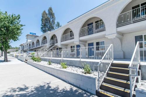 Anaheim Hills Hotel | Motel 6-Orange, CA - Anaheim