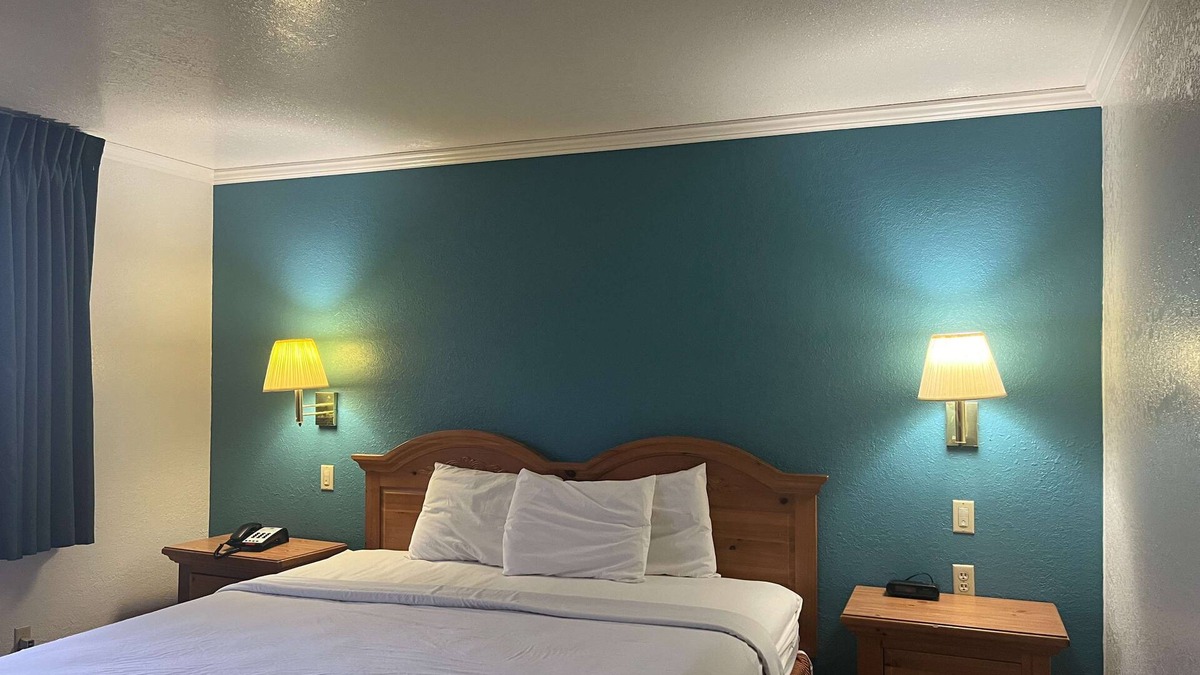 Portland Hotel | Motel 6 Portland, IN