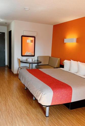 Regina Hotel | Motel 6-Regina, SK