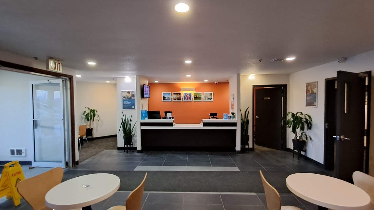 Regina Hotel | Motel 6 Regina, SK