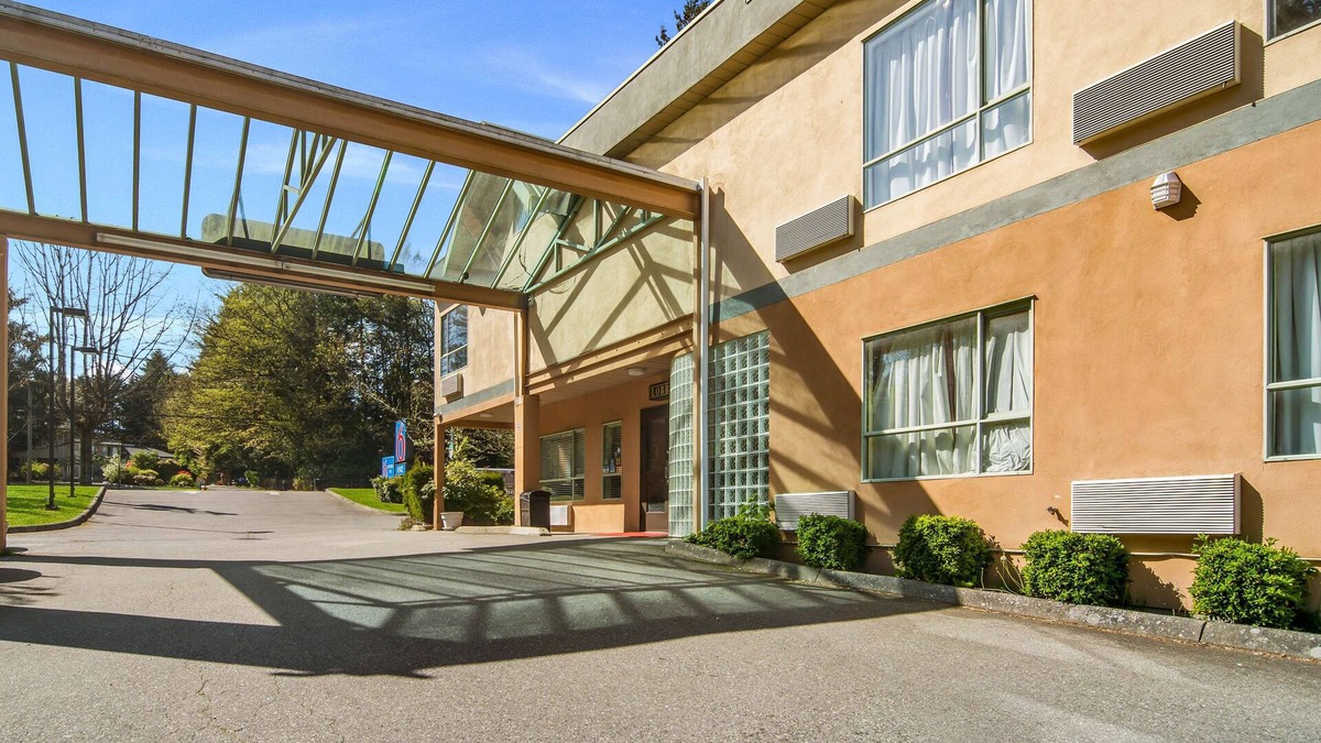 Newton Hotel | Motel 6 Surrey, BC