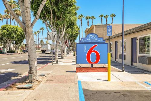Tustin Hotel | Motel 6, Tustin, Orange County-CA