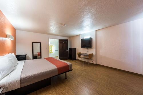 Uvalde Hotel | Motel 6-Uvalde, TX