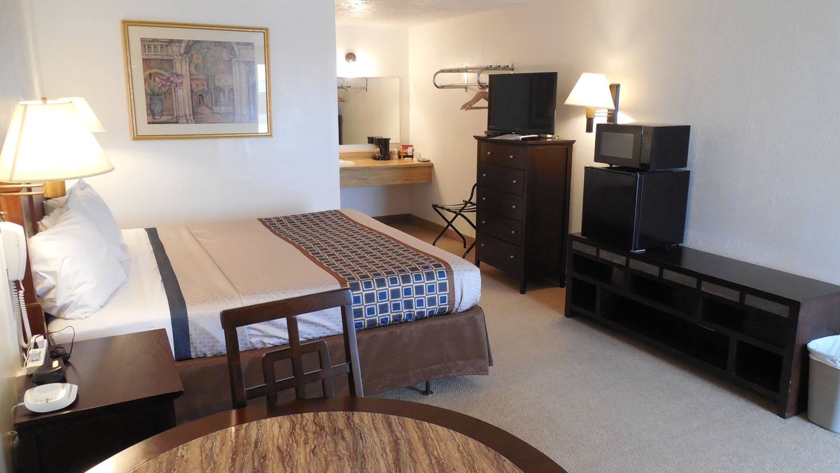 High Hill Hotel | Motel 70