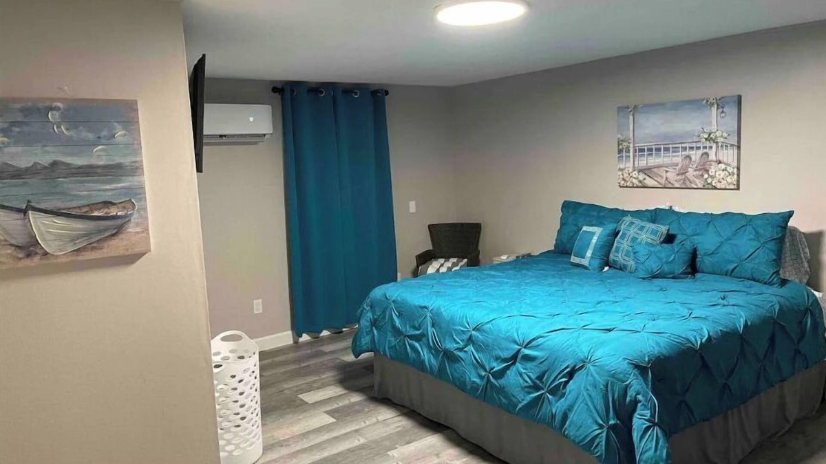 Gilbertsville House | Motel at KY Lake. Seaside Lounge