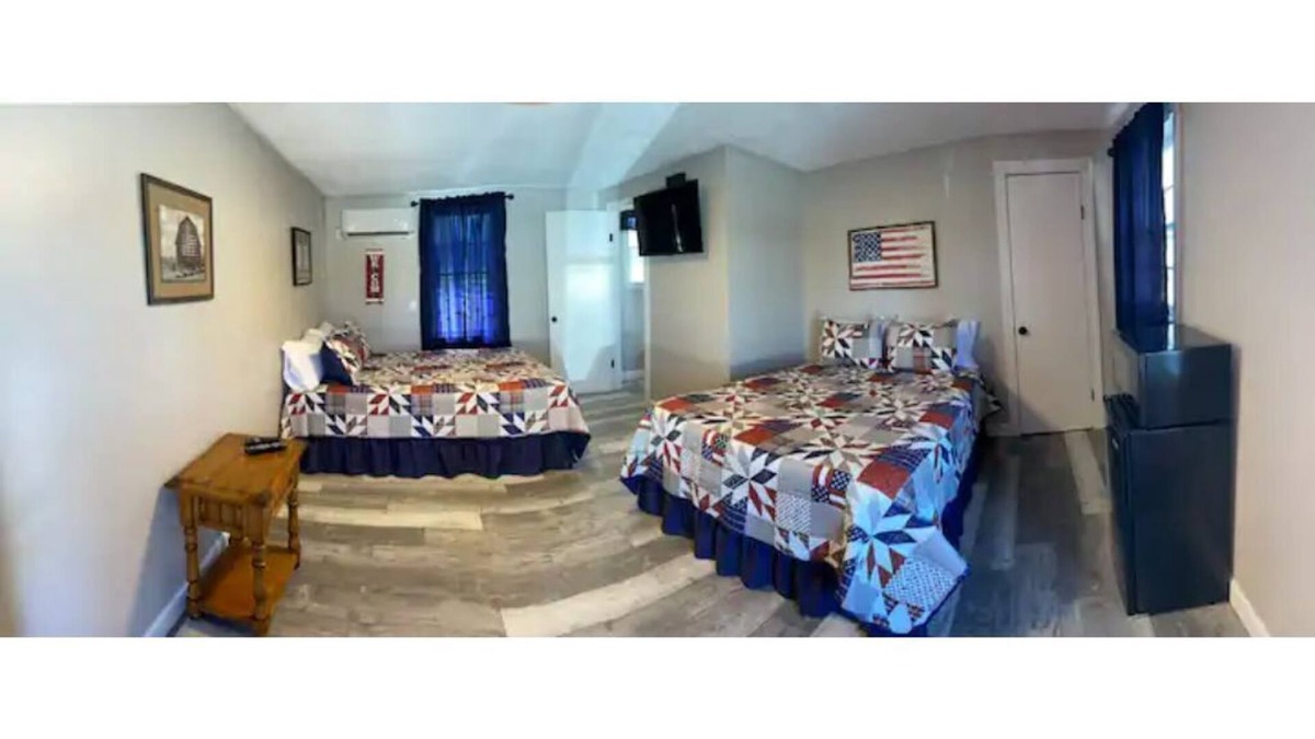 Gilbertsville Hotel | Motel at KY Lake. Stars & Stripes.