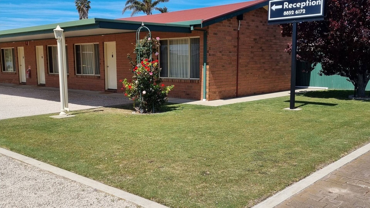 Melville Cabin | Motel Unit, 1 Street back from the beach with tidal pool
