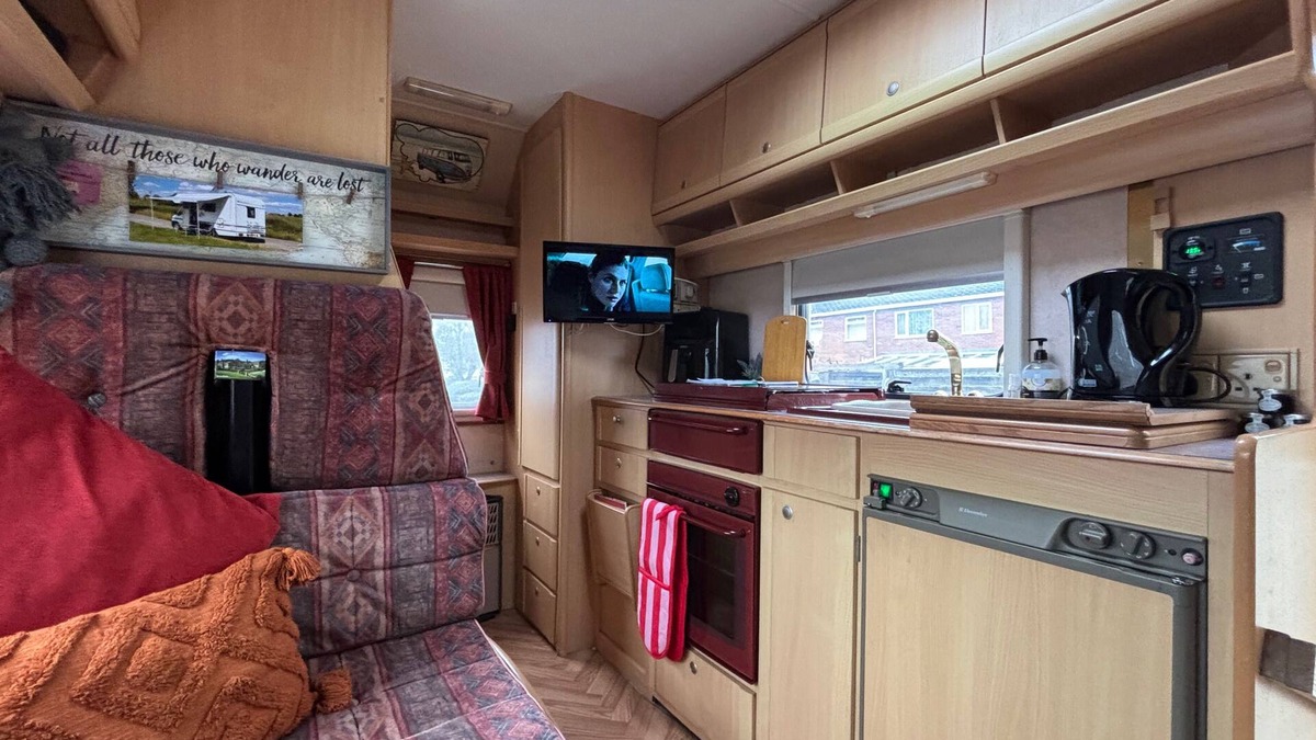 Measham Ski Chalet | Motorhome in Hinckley- Sleeps 3- Pet Friendly