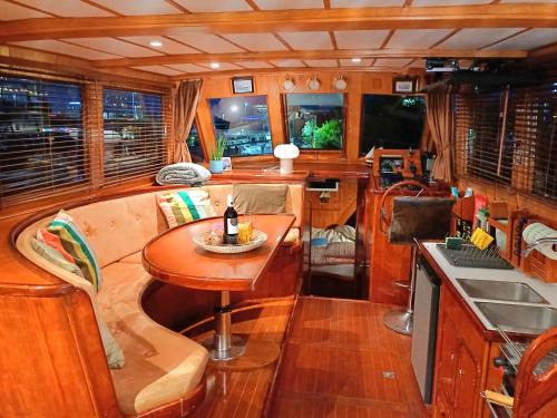 Amsterdam South Boat Rental | Motorjacht At Ease
