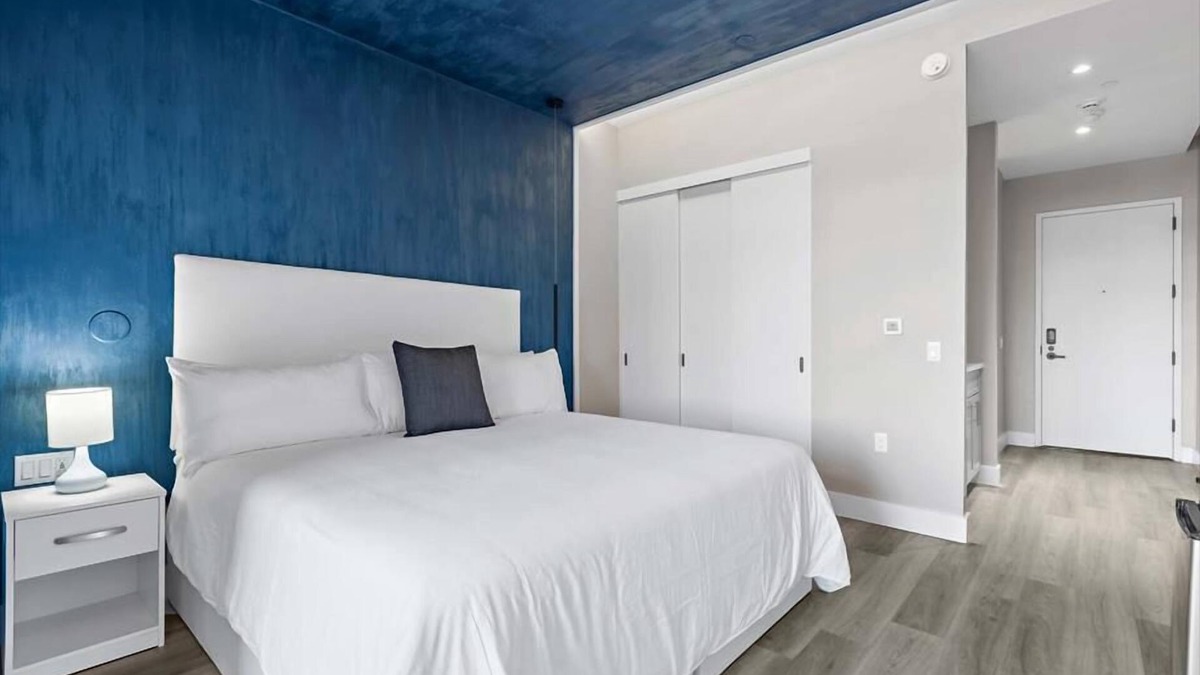 Port Morris Hotel | Mott Haven KingStudio | Kitchenette + Free WiFi