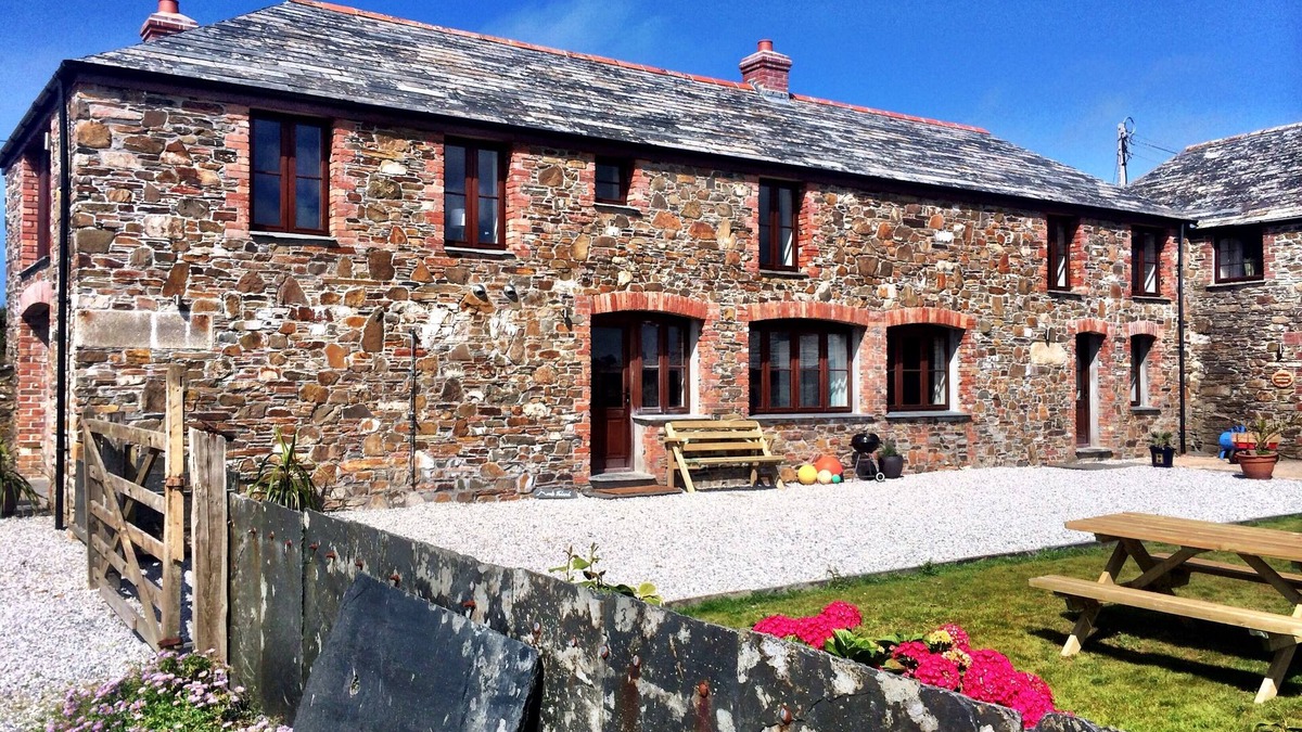 Trelights House | Mouls Island Barn 5 bedrooms, 5 bathrooms, Sea views of Port Quin bay
