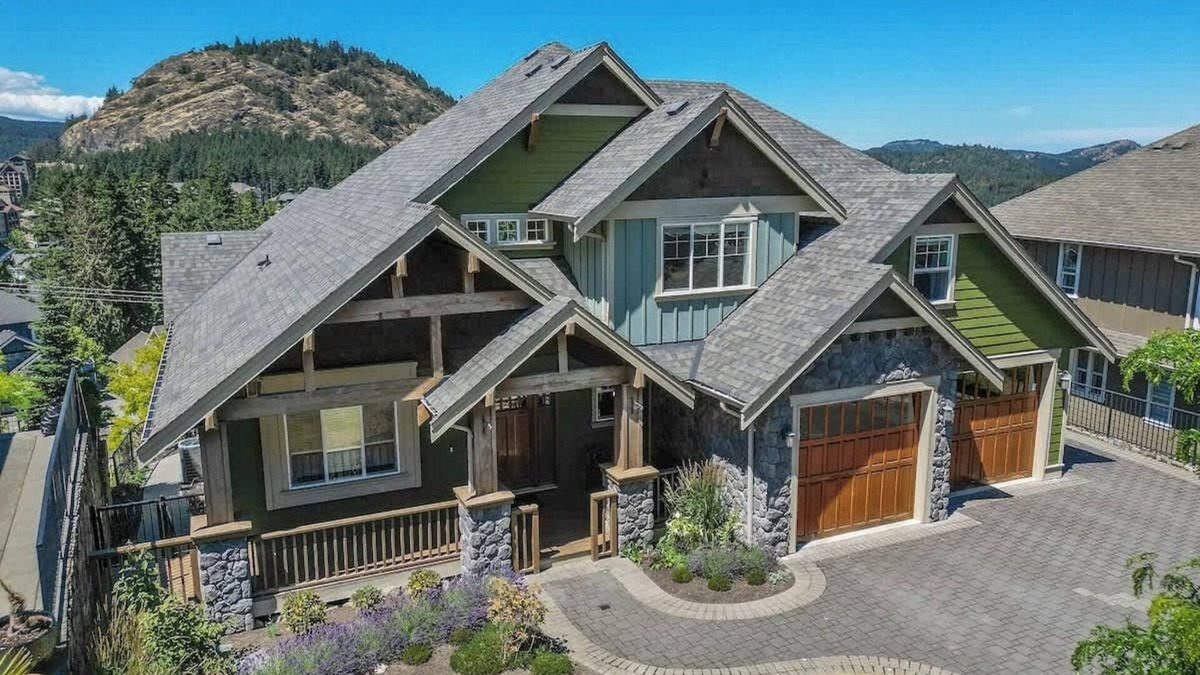 Bear Mountain Resort House | Mount Finlayson View Villa