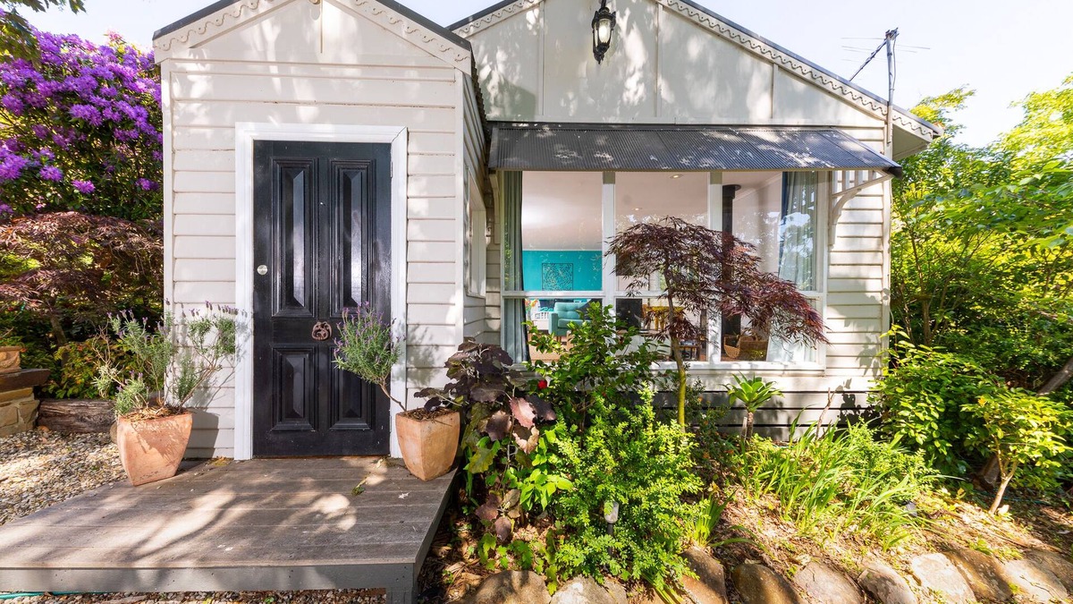 Mount Macedon Cottage | Mount Macedon charming country cottage