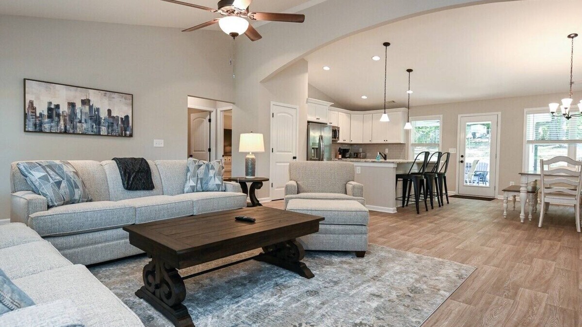 Commerce House | Mount Olive Cottage Close to Commerce Shopping
