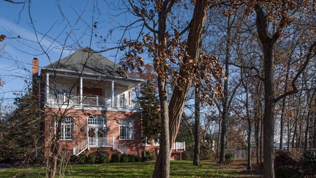 Mount Vernon House | Mount Vernon riverfront 5kSF house w/10 beds, 5.5 baths, 6 bedrooms, 30 day min.