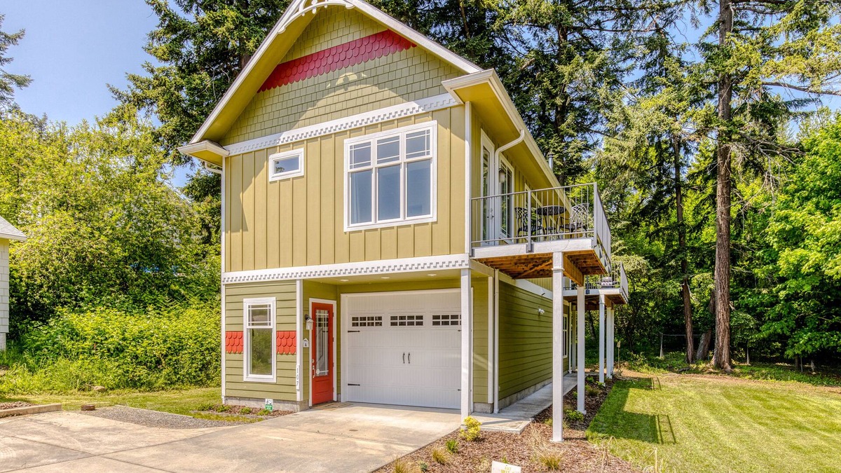 Stevenson House | Mountain and river-view home + studio with fireplace, grills, outdoor areas