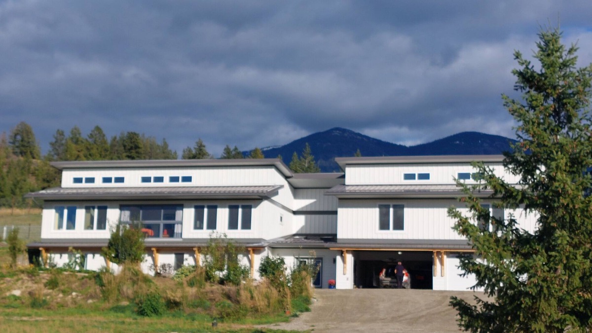 Central Kootenay House | Mountain and Valley View Suite with AC