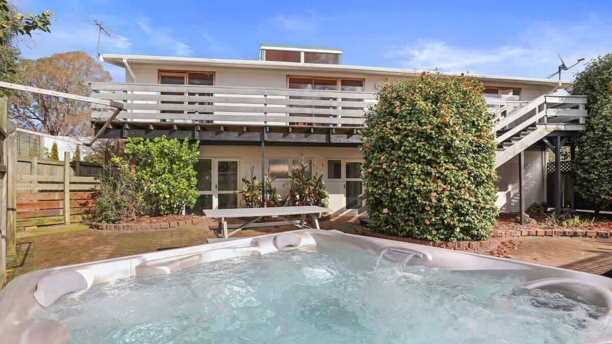 Springfield House | Mountain Bike Retreat | Top Location with Spa Pool