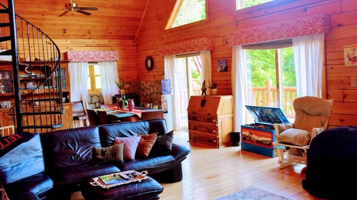 Pittsfield House | Mountain Bliss: Spacious Retreat Near Killington, 5 Br, 3 Ba Hot tub Sleeps 15