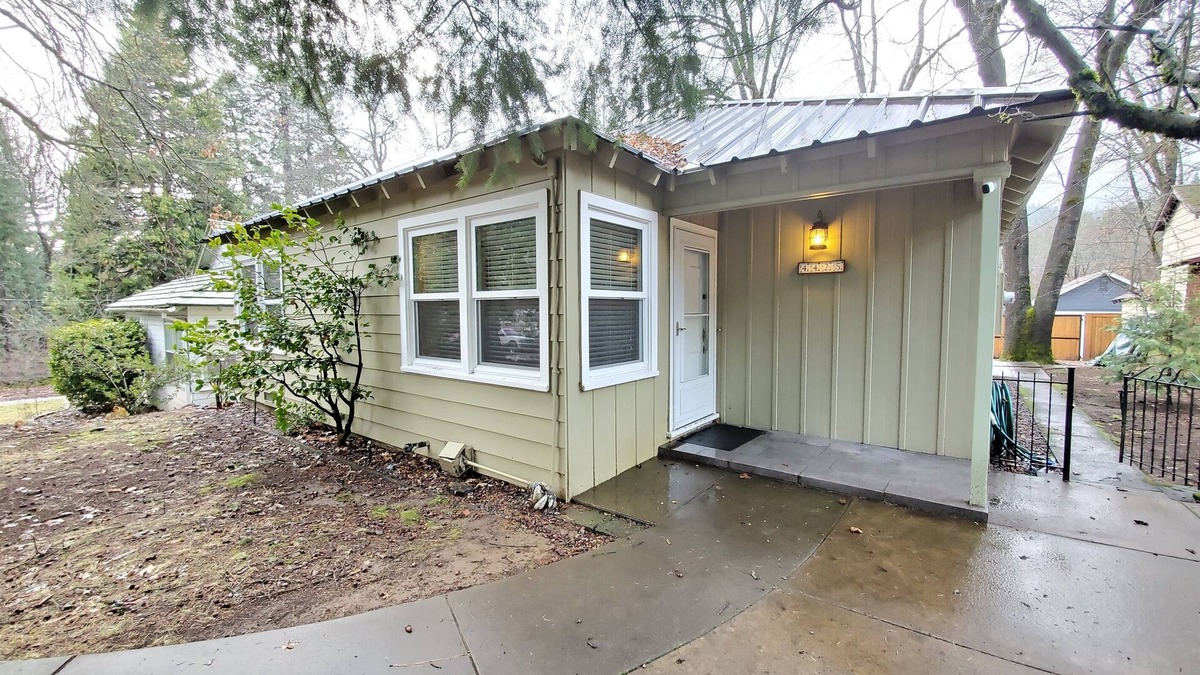 Dunsmuir House | Mountain Bungalow, tall pines, deck, in town.