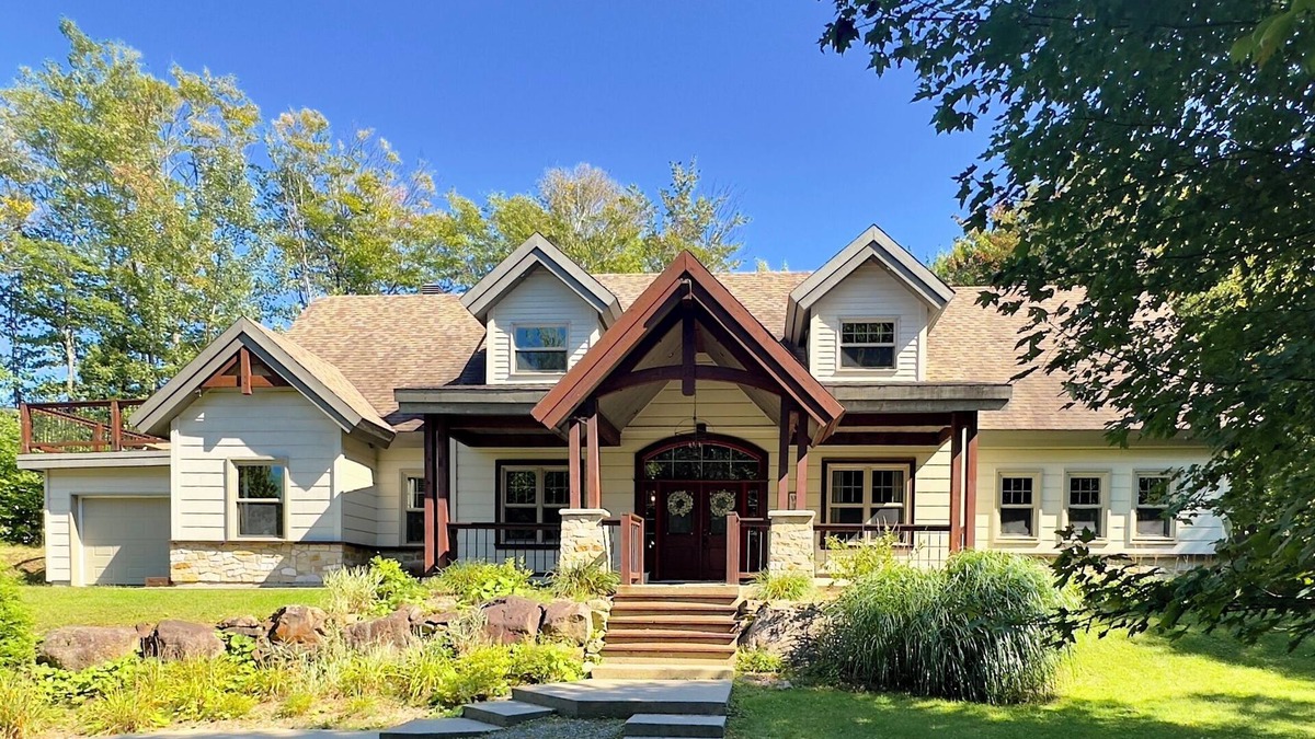 Sainte-Ann-des-Lacs Ski Chalet | Mountain Cottage - Hot tub, Poker & Pool tables