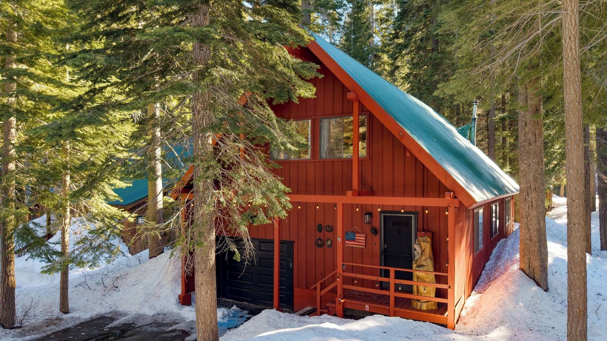 Donner Lake Woods House | Mountain Cabin w/Fireplace, Balcony & Easy Ski Access | Bear Americana