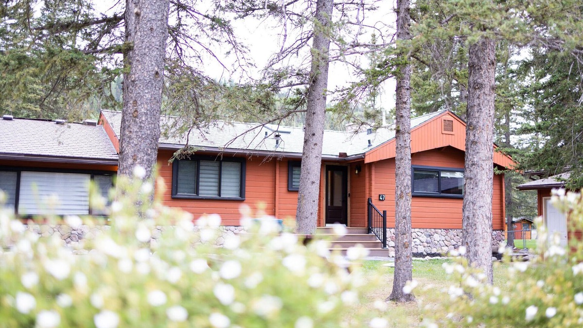 Bragg Creek Cabin | Mountain Cabin w/Gym/Sauna 5mins to hike/bike/ski trails & local shopping/dining