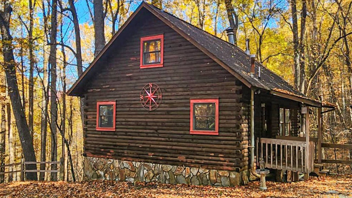 Walnut Mountain Cabin | Mountain cabin with hot tub, pool, ping-pong - dogs OK