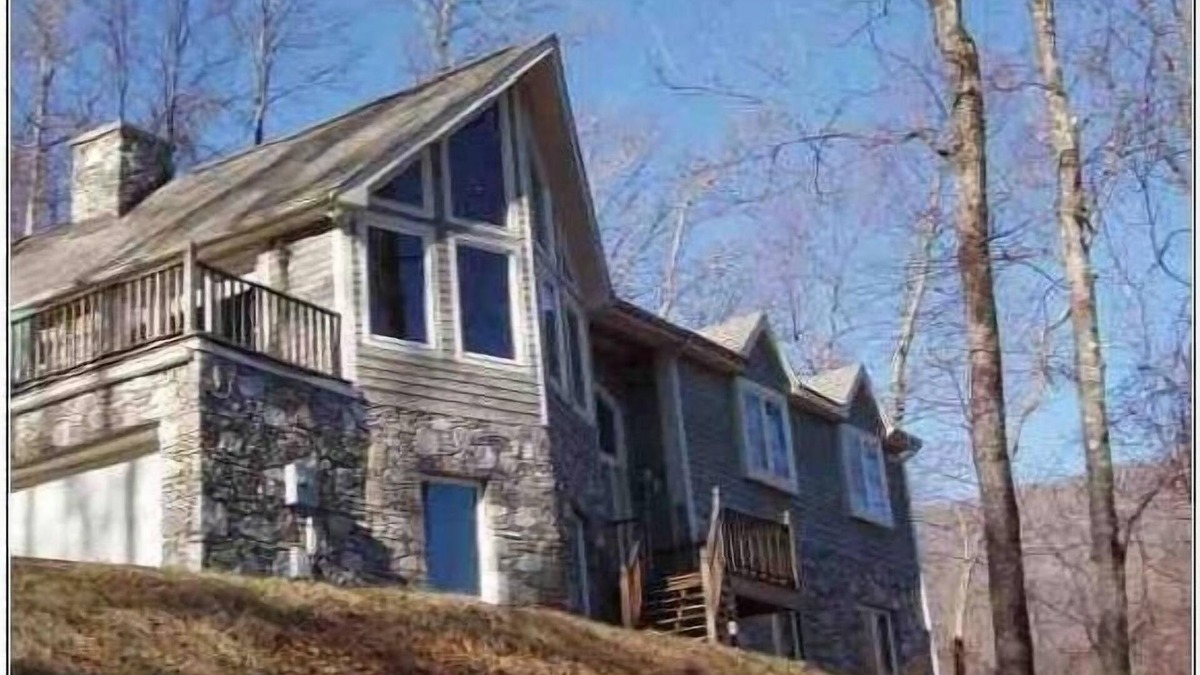 Laurel Ridge Ski Chalet | Mountain Chalet with Amazing Views in quiet setting, 2 kings, Pet Friendly