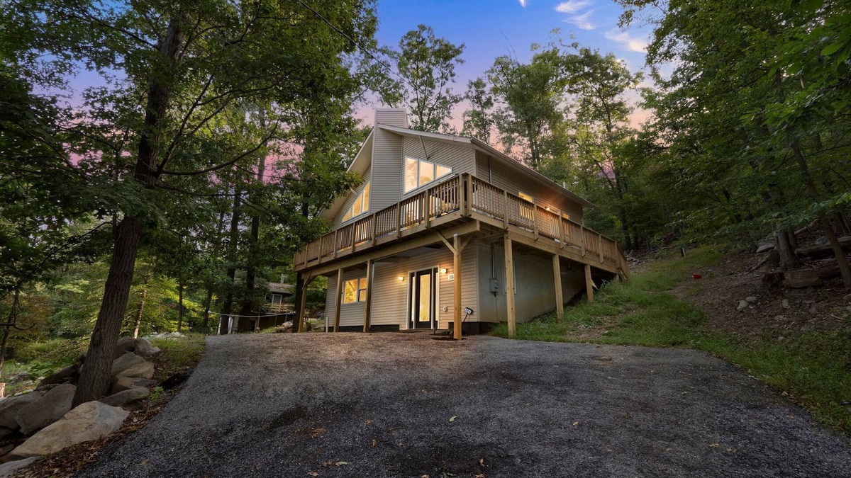 Millville House | Mountain Chic Retreat-Harpers Ferry, the AT, Wine country w/Lake Beach passes!
