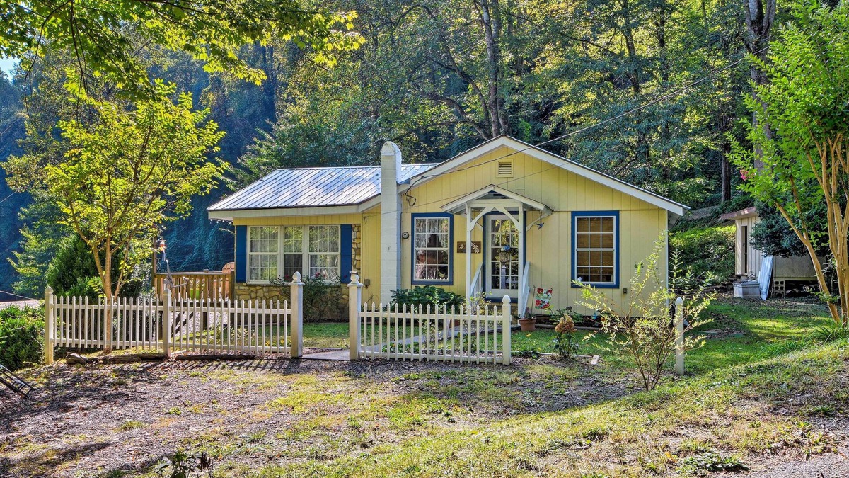 Fontana Dam Cottage | Mountain Cottage w/Views Near Tail of the Dragon!