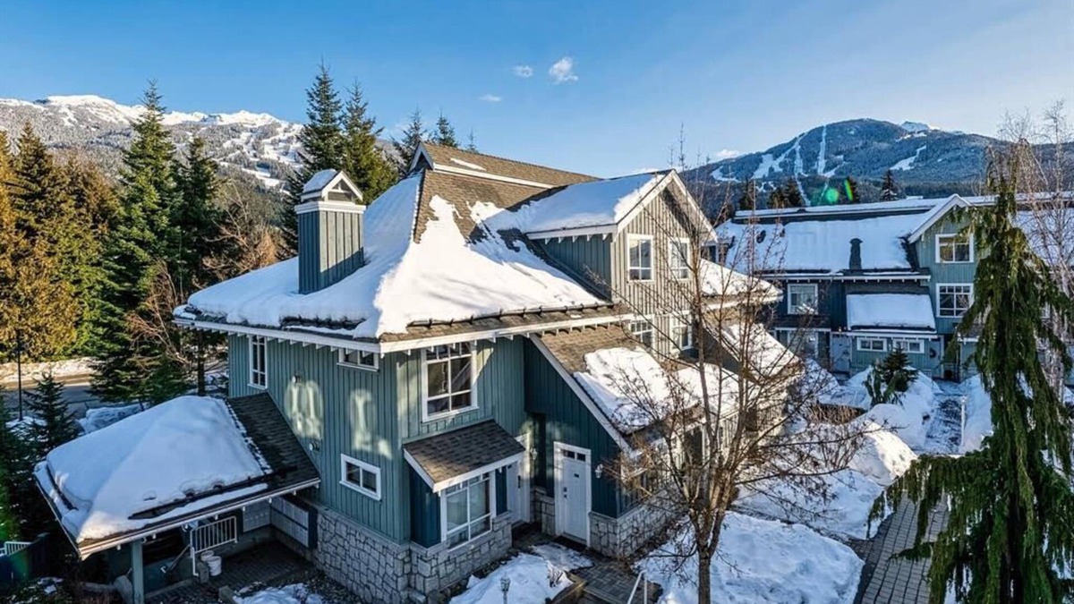 Village North House | Mountain Escape w/Amazing Views | 2 bdr/2bath | free parking | Perfect Location