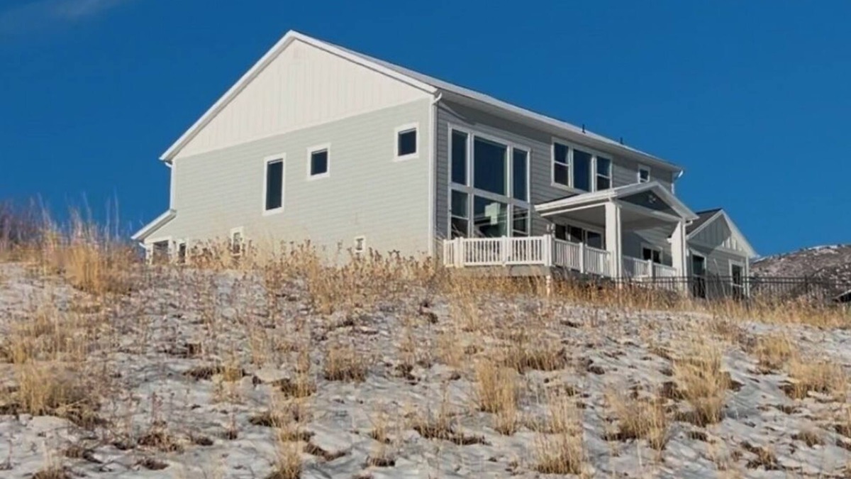 Draper House | Mountain Estate l Spa & Stream by house l Hike, Mountain Bike & Ski mins away